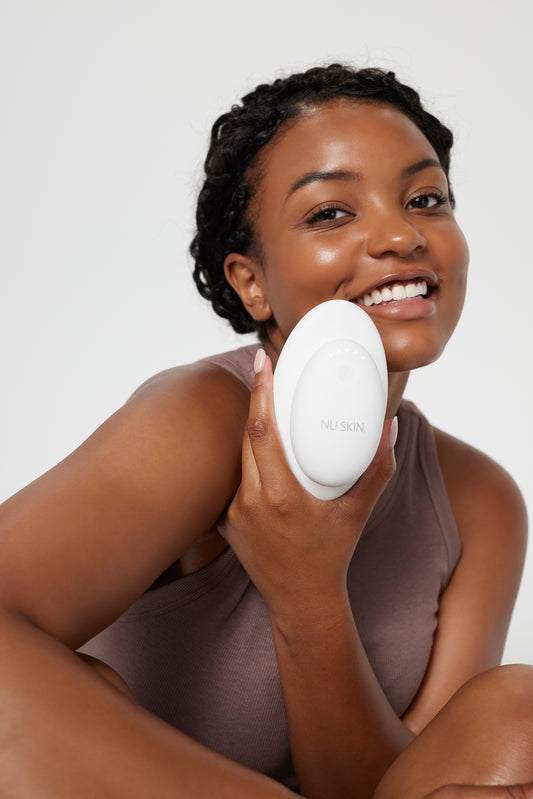 RenuSpa iO model holding the RenuSpa device